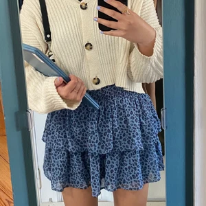 Kjol  - Säljer denna populära kjolen ifrån Kappahl i fint skick, barnstorlek 170, men passar på mig som brukar ha s/m vanligtvis 🤍 säljer för 200 kr + frakt