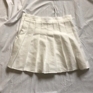 Vit tenniskjol - Nästan helt oanvänd tenniskjol från cider! Den har inbyggda typ shorts vilket är asnajjs men säkert lätta att ta bort om man inte vill ha dem. 💫 