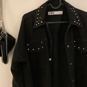 Svart jeansjacka - Superfin svart jeansjacka med coola detaljer! Perfekt till hösten och passar till allt! 💕