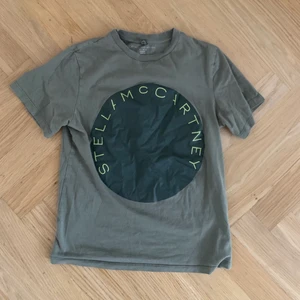 Stella McCartney t-shirt - T-shirt från Stella McCartney. Den är mer grön än vad som syns på bild. I barn storlek 14 men passar mig som är xs. Frakt tillkommer💗