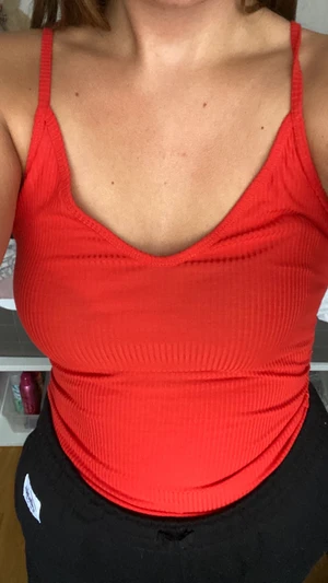 Röd/Orange Body - Oanvänd body från BikBok, prislappen är kvar.