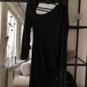 Svart långklänning från ASOS - Snygg långklänning från Asos stl 36, aldrig använd. Nypris: 400kr 