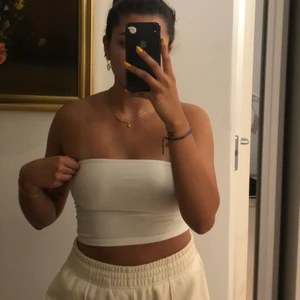 Vit tube top  - Klassisk vit Tube top som funkar till precis allt! I bra skick ☺️ PRIS ÄR INKLUSIVE FRAKT 📦 