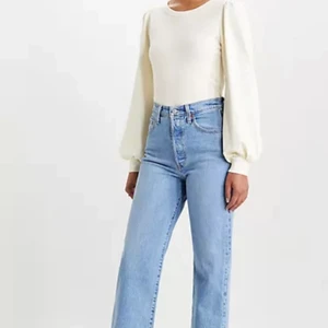 Levis Ribcage Straight Ankle - Sparsamt använda och i väldigt fint skick!🌸 säljs på grund av för små tyvärr. Priset kan diskuteras:)1