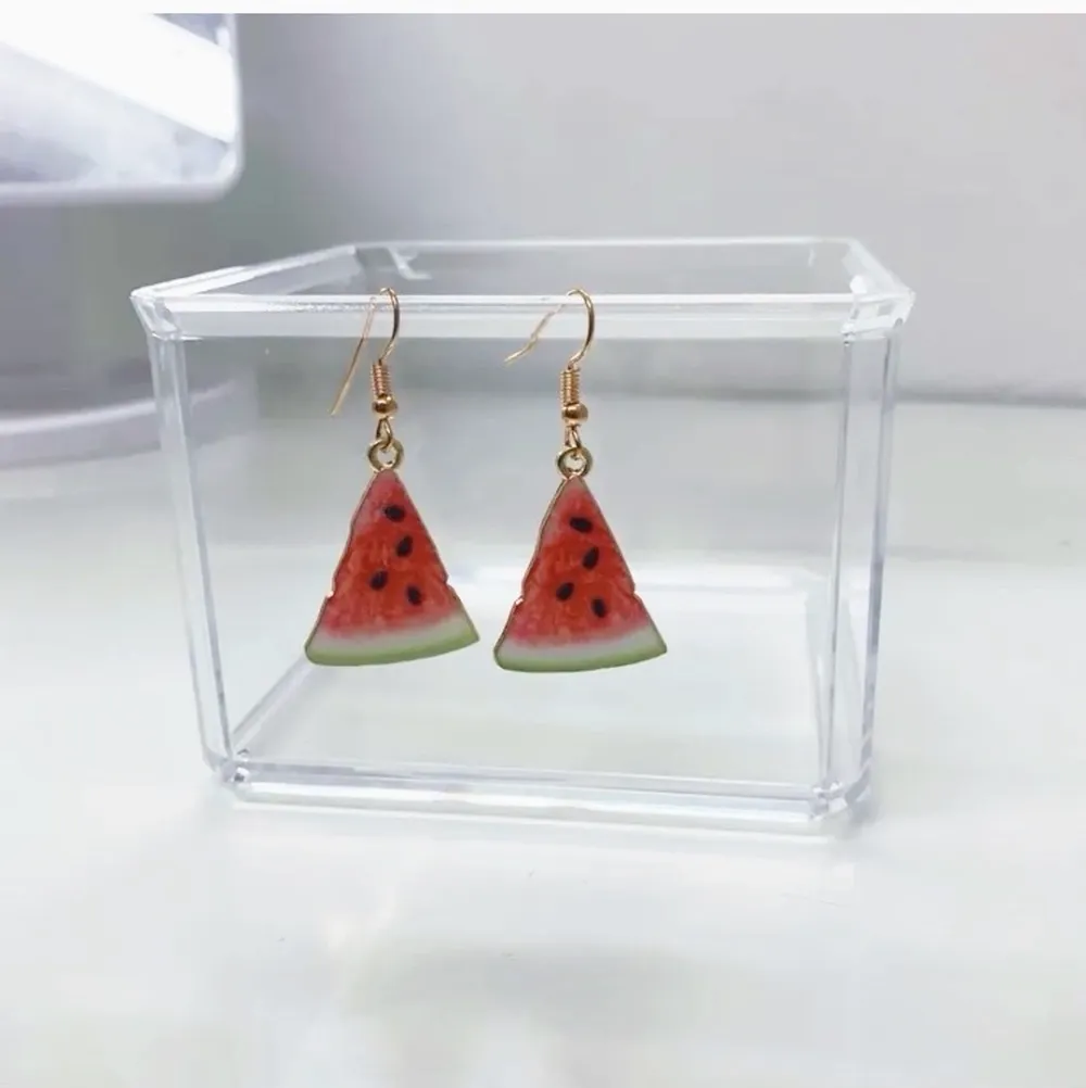 Öronhängen 🍉 Kommer tyvärr inte längre till användning. . Accessoarer.