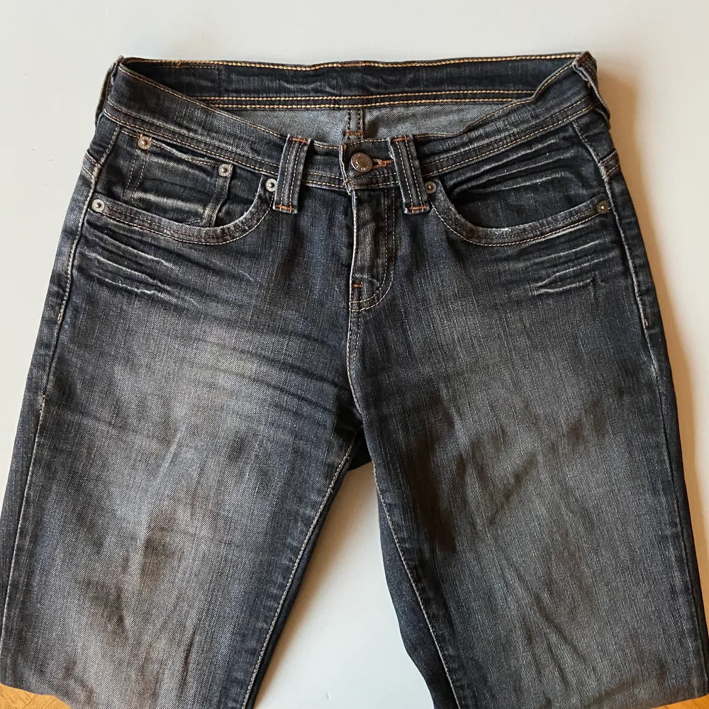 Lågmidjade Levi’s jeans med diskret bootcut. Står ingen storlek men passar 36❣️. Jeans & Byxor.