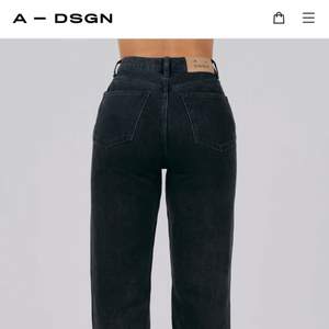 A-Dsgn jeans i färgen washed black. Helt nya med tag kvar!😁 Helt slutsålda i denna storlek på hemsidan och säljer pga att de inte passade mig:(