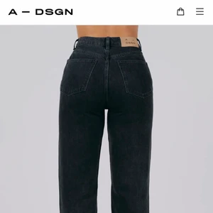 A dsgn jeans - A-Dsgn jeans i färgen washed black. Helt nya med tag kvar!😁 Helt slutsålda i denna storlek på hemsidan och säljer pga att de inte passade mig:(