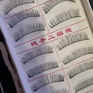 Lösögonfransar  - 10 par lösögonfransar (ingen aning om kvalité. (De är köpta i Thailand men säljes pga jag inte använder fransar längre) 20 kr + 45 kr frakt. Samfraktar flera varor för 66 kr ❣📦