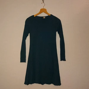 Klänning  - Klänning i Petrol/mörk turkos från HM i storlek 42. Lite tydligare på bild 2 hur tyget ser ut. Fint skick.