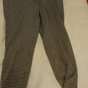 Ett par rutiga byxor från Mango. - Ett par rutiga byxor från Mango i storlek 38. Inte så strätchigt material.