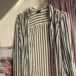 Jätte fin Tjej skjorta randig - Så fint skick inte min stil har andvänt den typ 1 till 2 gånger köpte den för 150kr men säljer den för 50kr stl 36