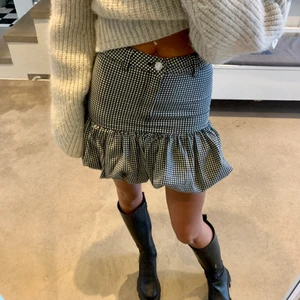 Supersnygg kjol - En rutig jeanskjol med en en volang nedtill som tyvärr inte använts av mig, passar perfekt till ett par stövlar. Storlek 36 