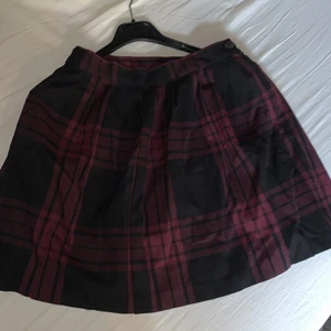 Kjol - Tennis liknande kjol från monki! Använd men i fint skick. Storlek 42