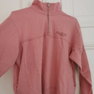 Hollister sweatshirt rosa strl xs - Supermjuk sweatshirt med dragkedja i kragen. Från Hollister, storlek xs. Köparen står för frakten, kan även hämtas i Malmö! 