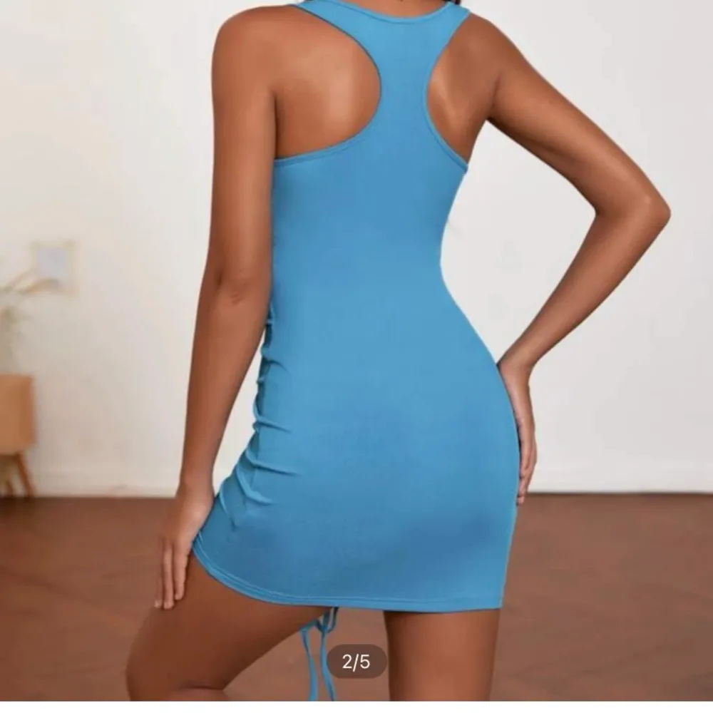 Jätte snygg klänning från SHEIN som jag säljer då den inte riktigt passade mig😩 Köpte den för 120 men säljer för 75! Helt oanvänd. (Bilderna är lånade från andra som köpt den). Klänningar.