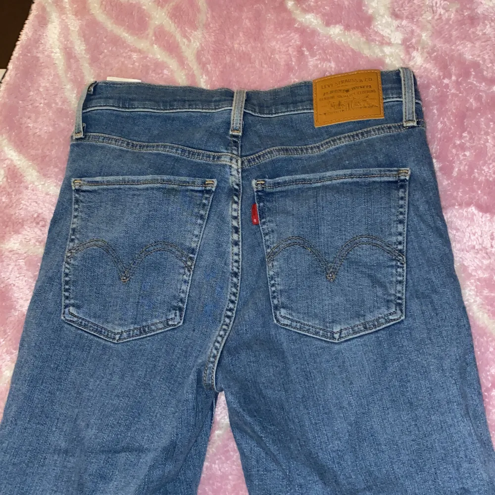 Detta fina Levis jeans som jag köpte i somras är för långa för mig och har ingen användning av dem. Dem är mile hile stretchy storlek 26. Jag är en storlek S och skulle säga att det funkar till en M också :) kommer inte ihåg exakt hur mycket jag köpte dem för men lite över tusen lappen så extremt bra pris också. Hör av er för information . Jeans & Byxor.