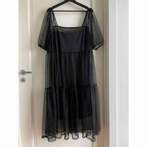 Sheer black broad dress  - Svart Sheer klänning, den är M men jätte bred man kan styla den som jag gjorde med en fin guld bälte eller nåt 