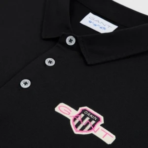 Drain Gang for GANT SS Rugger Polo - - Svart gant pike collab med bladee - Storlek: Large - Skick: 10/10 oöppnad  - Nypris: 115 dollar - Pris: 2000kr - bjuds på frakt - Kvitto finns, kommer vara helt ny, inplastad, tags.   Obs: på grund av priset är för att den är ett collecters item 