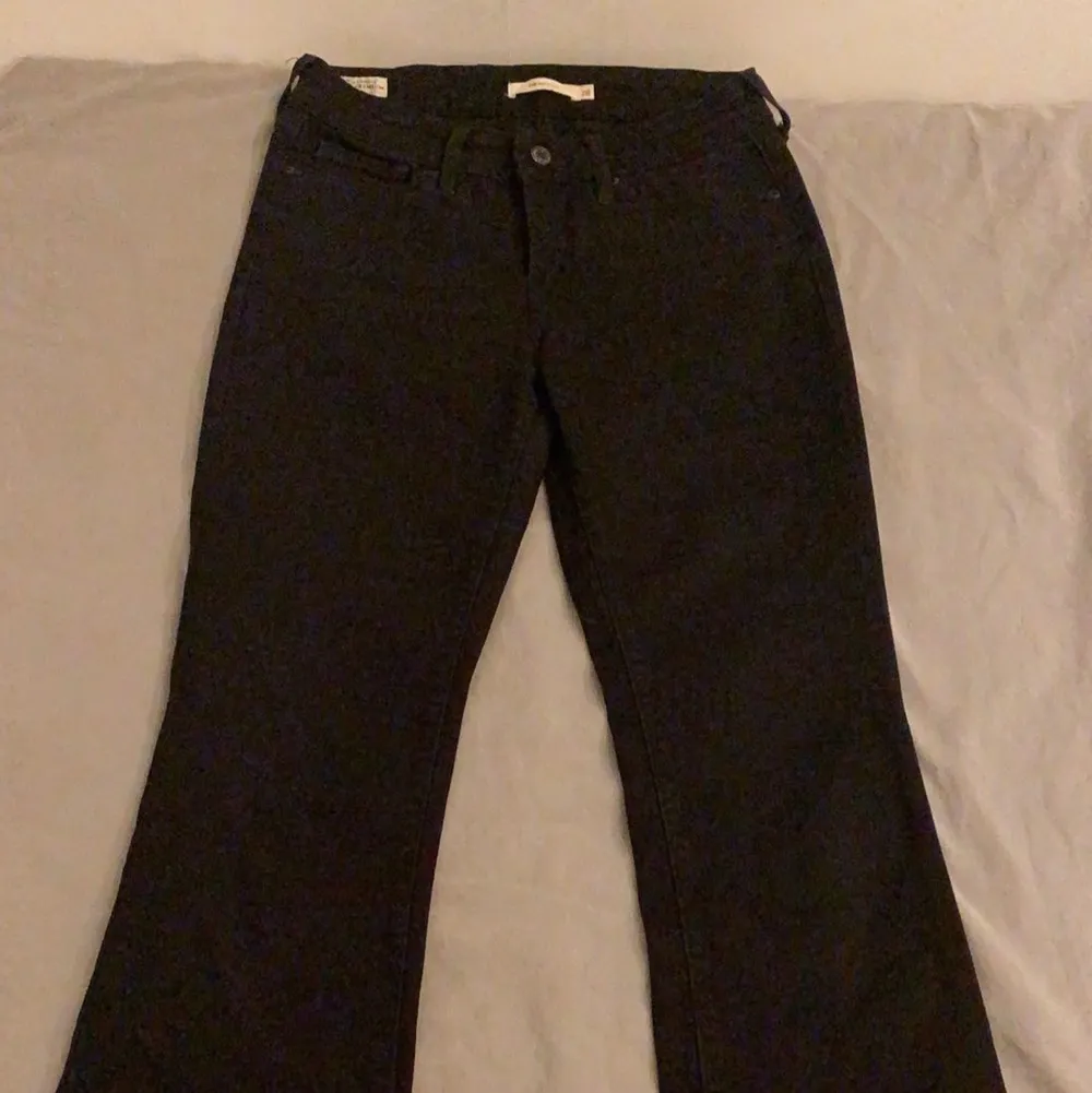 Svarta bootcut jeans från Levis. Jeans & Byxor.