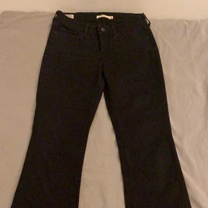 Levis bootcut strlk 28 - Svarta bootcut jeans från Levis