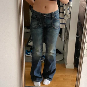 Jeans - Snygga jeans med söta detaljer på baksidan(tredje bilden)💗 För fler bilder skriv privat! 