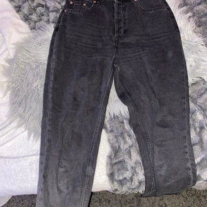 Svarta Jeans - Svarta mom jeans från h&m, har dessa i beige också! De är raka och lösare vid ankeln. 