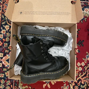 dr.martens platforms - platform dr.martens skor. endast använda en höst, ok skick. storlek 38. skriv för mer info<3