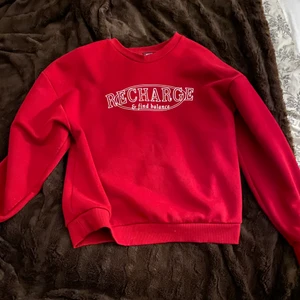 Ny Gina tricot sweatshirt - Super snygg Gina sweatshirt Använd 1 gång. Säljs för att jag har får många hoodies helt enkelt☺️ köpt för cirka 300 men säljer för 120kr plus frakt!  Storlek L men sitter som en lite oversized M beroende på hur man vill ha den! Nyskick❤️