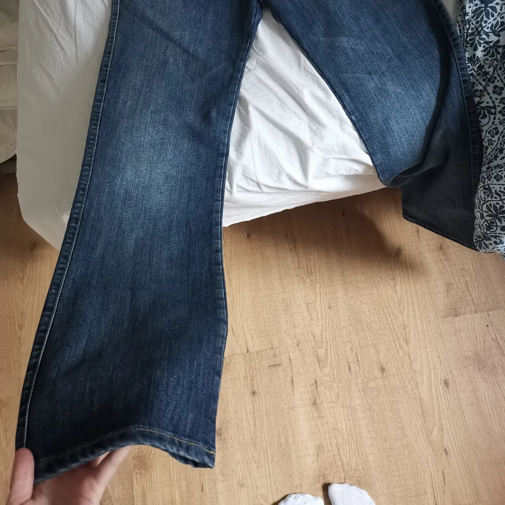 Skit snygga Dolce & gabbana jeans köpta secondhand, är tyvärr för stora för mig. Jeansen är i storlek L-XL men skulle kunna passa M om man gillar baggy fit. Eftersom dem är köpta på secondhand vet jag inte om dem är äkta men skulle gissa det med tanken på kvalitén. Jeans & Byxor.