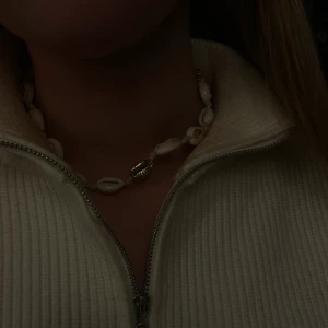 Snäckhalsband - Ett jättegulligt, helt oanvänt snäckhalsband. Halsbandet är justerbart, så passar vem som helst. Frakt oklart för nu läget - dock blir frakten inte så dyr då de knappt väger något 💙