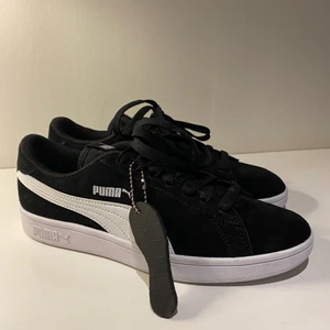 Oanvända puma suede - Säljer mina helt oanvända pumaskor då jag har så himla många andra skor. Strl. 38,5! Köparen står för frakt ☺️