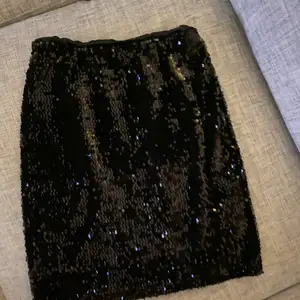 Svart paljett kjol från Gina tricot, i superfint skick💖