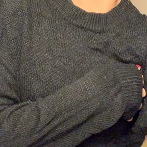 Svart Tröja  - Säljer denna svarta basic stickade tröjan från hm, storlek xs och har används en gång🥰 40 kr plus frakt❤️
