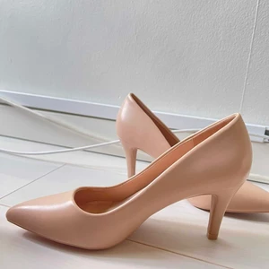 Pumps 200kr - Säljer dessa oanvända pumps i färgen beige i strl 37 och klacken är ungefär 4 cm