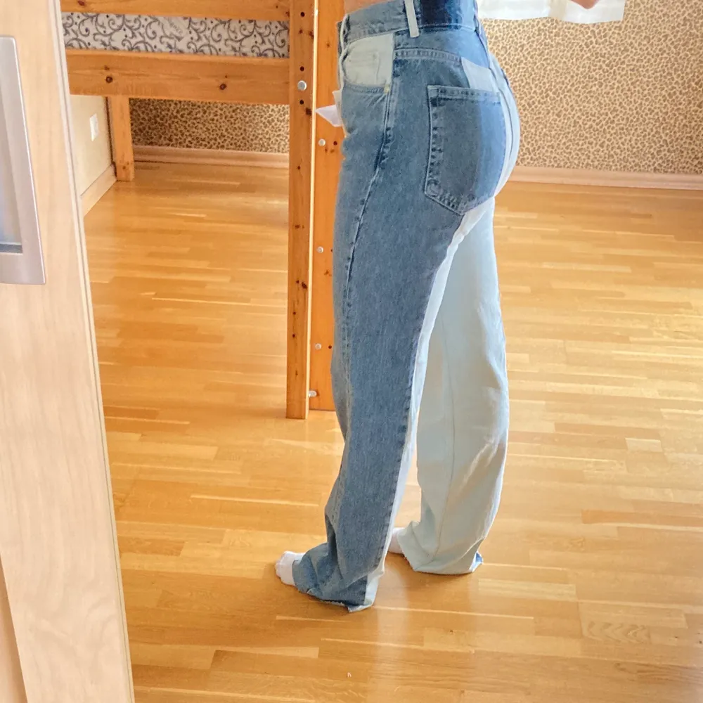 Tvåfärgade jeans, aldrig använda, från pull & bear. Originalpris 400:-, ca en månad sen jag köpte. Jeans & Byxor.