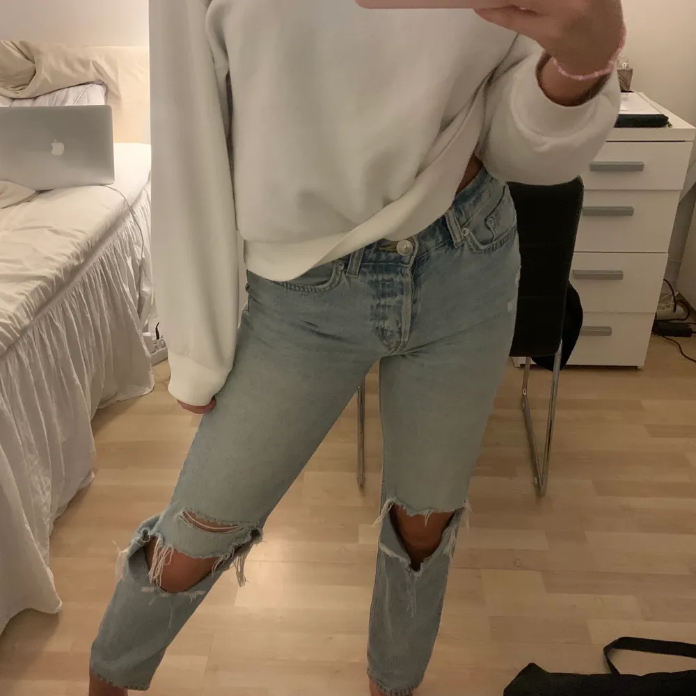 Säljer mina favorit jeans som tyvärr har blivit liite för små. Super fina och sköna jeans med slitningar från HM. I storlek 34 men skulle säga att dom är 34/36. 💜. Jeans & Byxor.