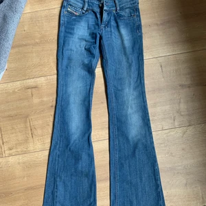 Lågmidjade Jeans  - Skit snygga lågmidjade jeans, tyvärr aldrig använda då dom var för små för mig