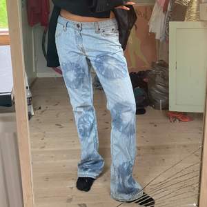 levis jeans med coolt mönster på. Lågmidjade. Står ingen storlek men skulle säga att de passar 36 med skärp annars 38-40❤️