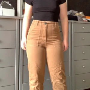 beiga h&m byxor - Mina favorit byxor från H&m, de är beiga och har vita detaljer 