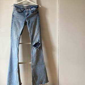 Egenklippta lågmidjade jeans i en bootcutmodell, från Zara