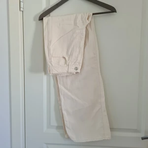Vita jeans från H&M - Vita vida jeans från H&M. Storlek 32. Köparen står för frakt🥰