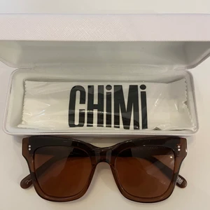 Chimi Eyewear Solglasögon  - Solglasögon från Chimi som är använda några få gånger. Modellen är 005 i färg coco med polaroidglas. Lite små repor på vänstra bågen (se bild två), samt en liten repa i glaset, skulle dock säga att den knappt är synlig. Köptes för 999 kr! Köparen står för frakten.