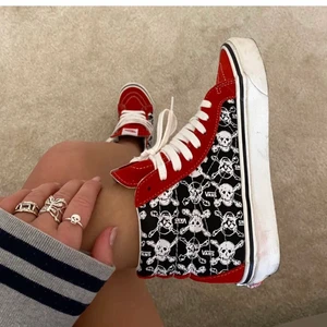 Vans - Hade tur och fick tag på ett sista exemplar av dessa Vans skor i storlek 40. Är dock osäker på om de kommer att passa då jag egentligen har mindre storlek. Jag har inte fått hem dem än men tänkte lägga ut en annons här och se ifall någon kanske är intresserad! Så coola och snygga, hör av dig vid intresse❤️bud på 710kr (Lånad bild av Alva)