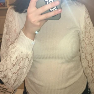 En jätte fin tröja med spets ärmar från SHEIN i storleken xs  - Den är lite tunn men jätte fin och as skön, jätte fin till sommarn. Aldrig använd köpte den men de va liten för mig. Köpte den för 100kr