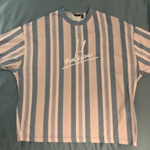 Randig t-shirt strl M - Väldigt over sized ASOS T-shirt. Aldrig använd. Nyskick.