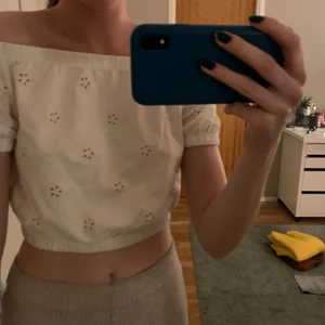Sommartopp - Gullig sommartopp från monki! Använd ett fåtal gånger. Går att bära både off the shoulder och högre upp (som på andra bilden) Storlek xs💗✨