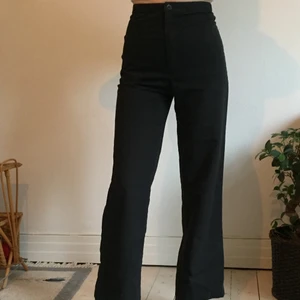 Kostymbyxor - Svarta kostymbyxor från brandy melville. Mycket liten storlek. Köparen betalar frakten men kan även mötas upp i Malmö. 