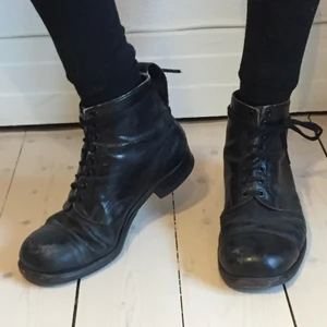 Svarta vintage läderskor - Väl använda svarta läderskor med lite klack. Helt ok skick, men slitna. Storlek 40. Köpare står för frakt men kan mötas upp i Malmö.
