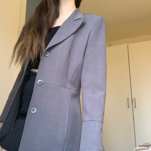 Jus d’orange Paris  - Jättefin oanvänd kappa som bara hängt i garderoben 🤷🏻‍♀️ säljer nu då jag hoppas att någon annan kan få användning av den. Kan skicka spårbart om det önskas 